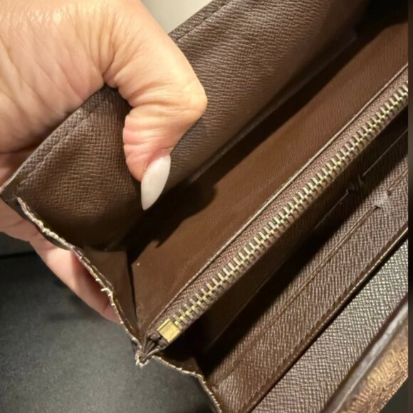 LV010. Louis Vuitton, Damier Ebene Sarah Wallet - Picture 4 of 4